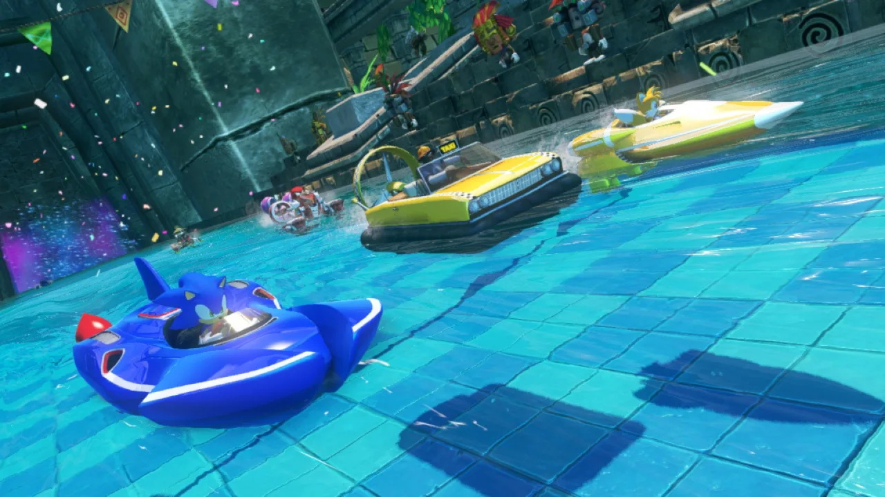 Jovem em roupa de academia segurando controle, garrafa d'água e miniatura azul do Sonic ao fundo