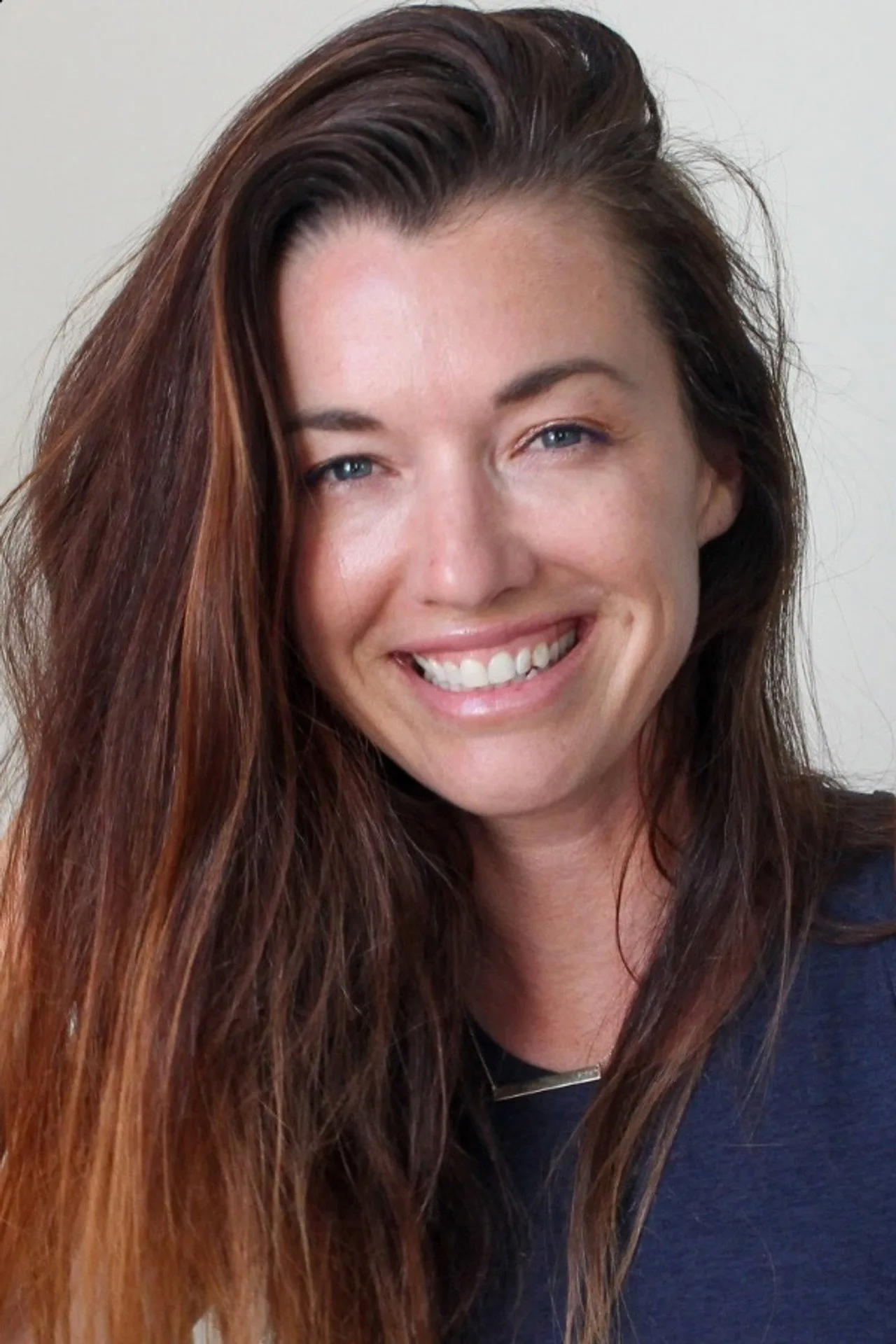 Parvati Shallow praticando ioga ao ar livre com tapete, garrafa de água e frutas frescas em uma mesa de madeira