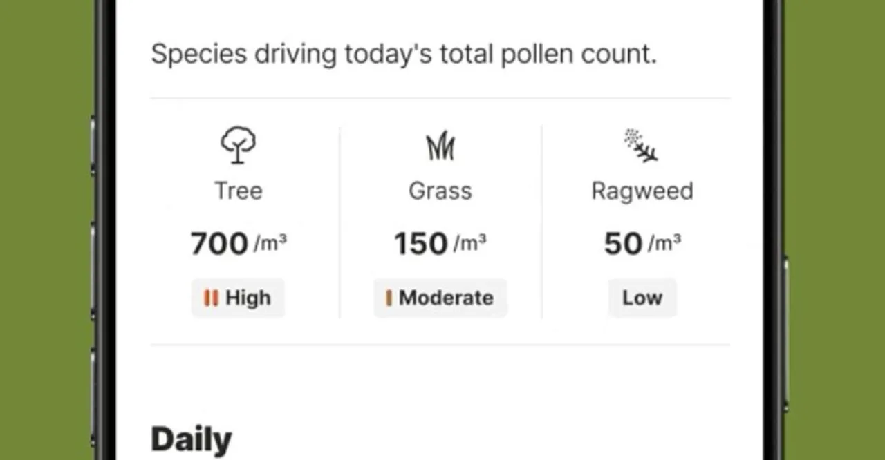 Pessoa correndo ao ar livre, olhando para o celular que mostra o app The Weather Channel com ícone de pólen e alerta de alergia