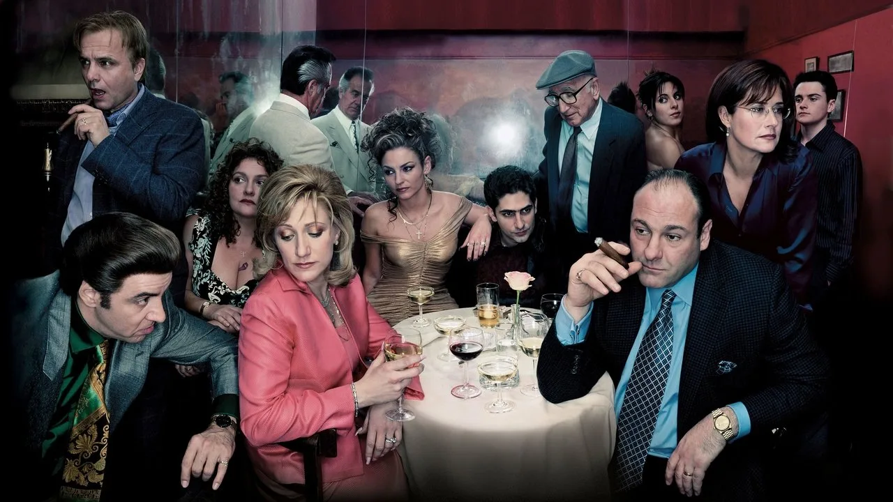 Caixa premium de “The Sopranos” em destaque, com capa azul‑preta, ao lado de um controle remoto e uma TV 4K exibindo a série