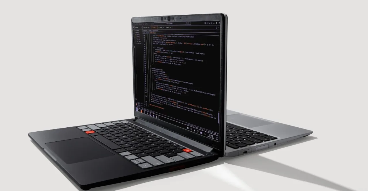 Um notebook Framework Laptop 13 Pro com tela aberta, mostrando uma configuração de hardware e uma tabela com números em destaque
