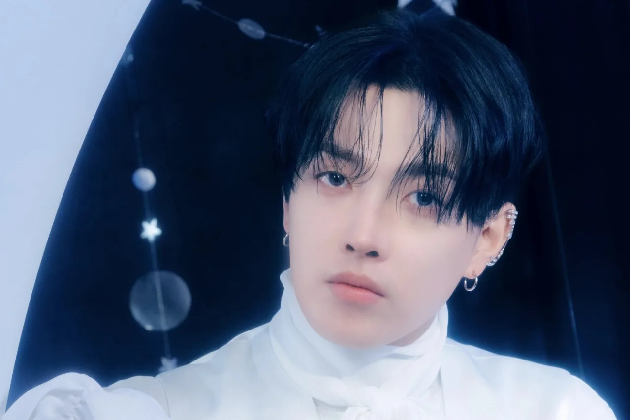 Hongjoong do ATEEZ em foto promocional sobreposta ao logotipo do Show! Music Core e comunicado da KQ sobre saúde