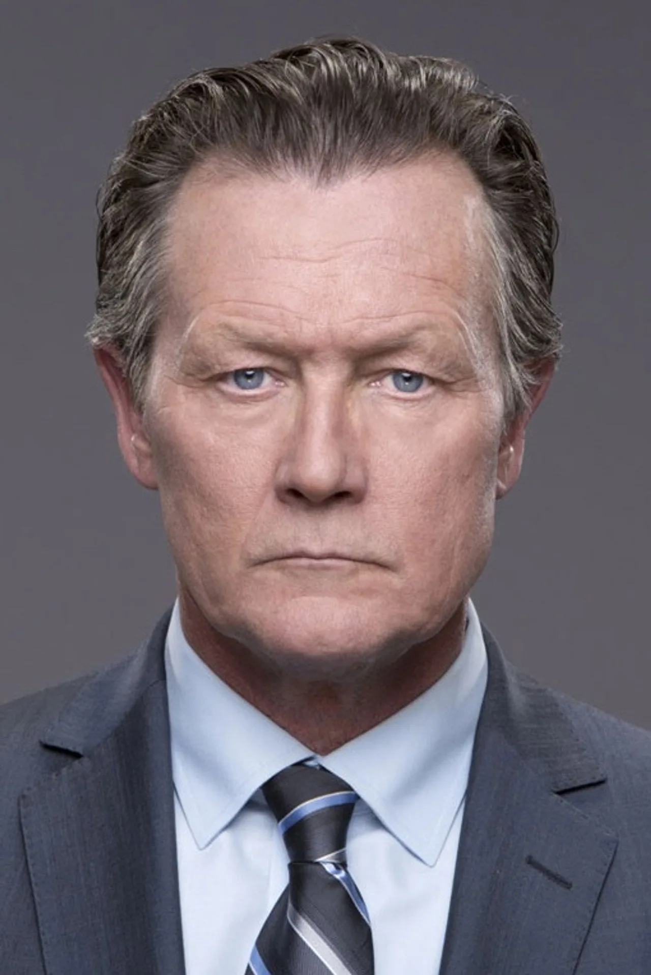 Robert Patrick e Edward Furlong em roupas de ginástica, agachando frente ao Big Ben, com garrafinhas d'água
