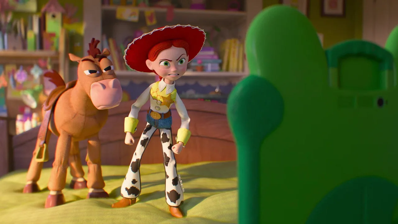 Mulher em pose de alongamento, segurando um haltere azul ao lado de um boneco de cowboy de brinquedo