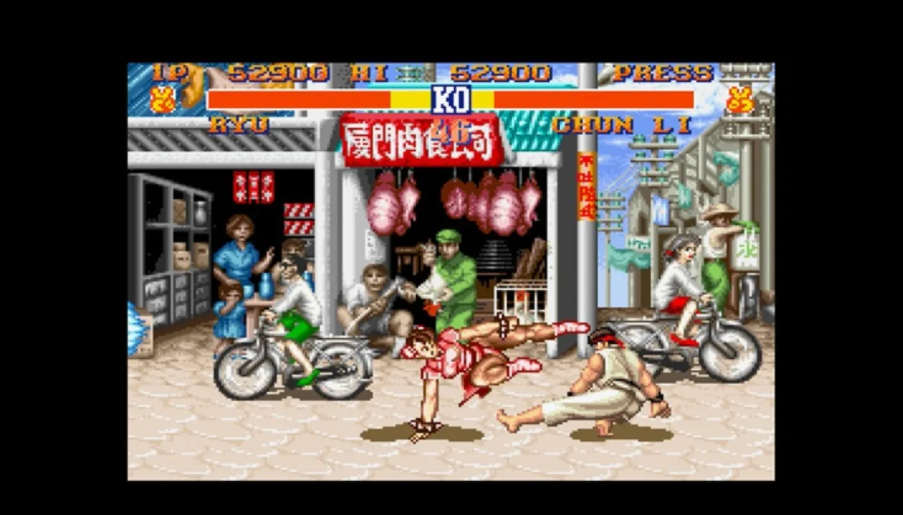 Um jovem fazendo flexões segurando um cartucho antigo de Street Fighter II sobre um tapete de ginástica