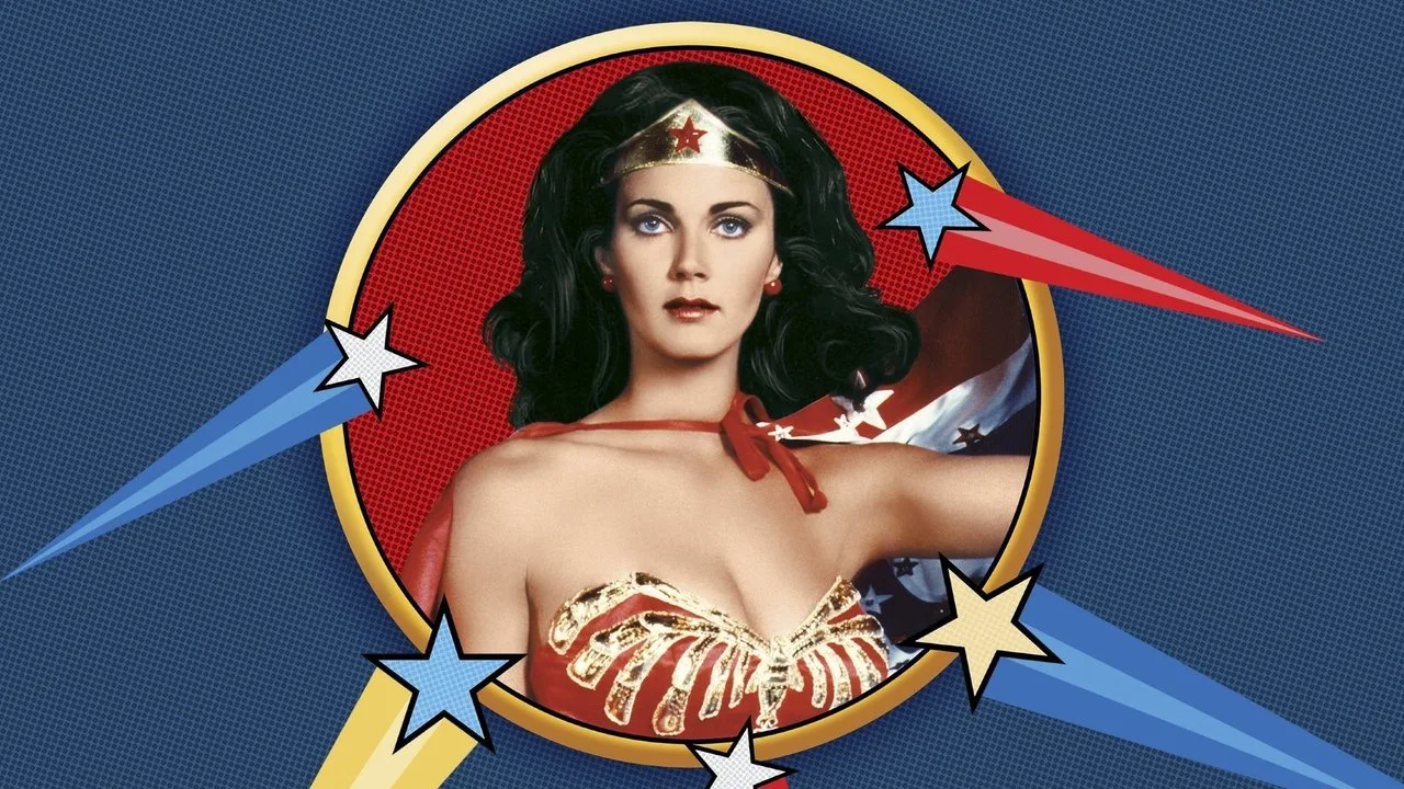 Diana em traje de Wonder Woman, segurando o anel verde enquanto faz agachamento com barra