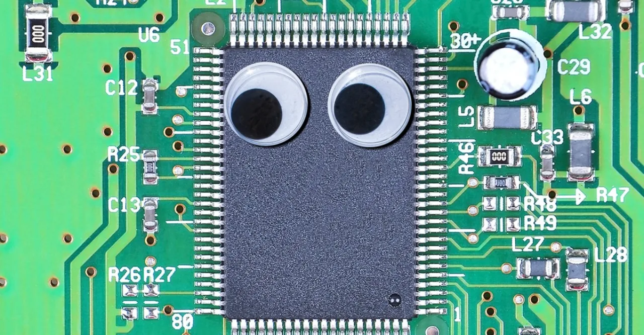 Programador em roupa de academia levantando halteres ao lado de laptop exibindo código de IA