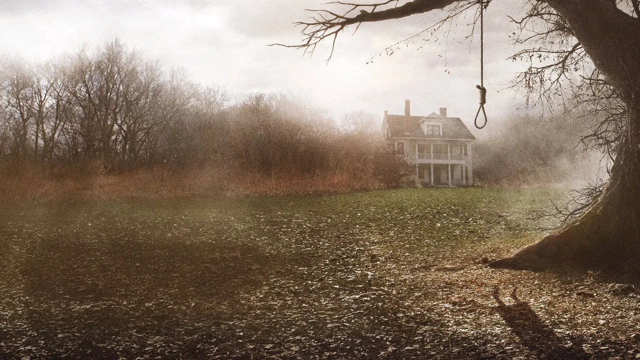 Homem levantando halteres, suando, com batimento cardíaco em tela, ao fundo cartaz sombrio de Emily Rose