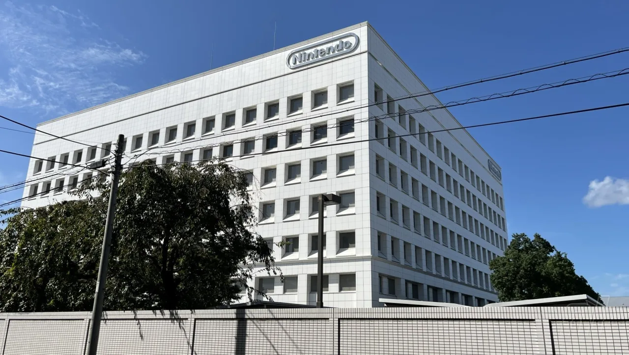 Jovem em roupa esportiva joga Nintendo Switch enquanto faz agachamento, com garrafa d'água ao lado
