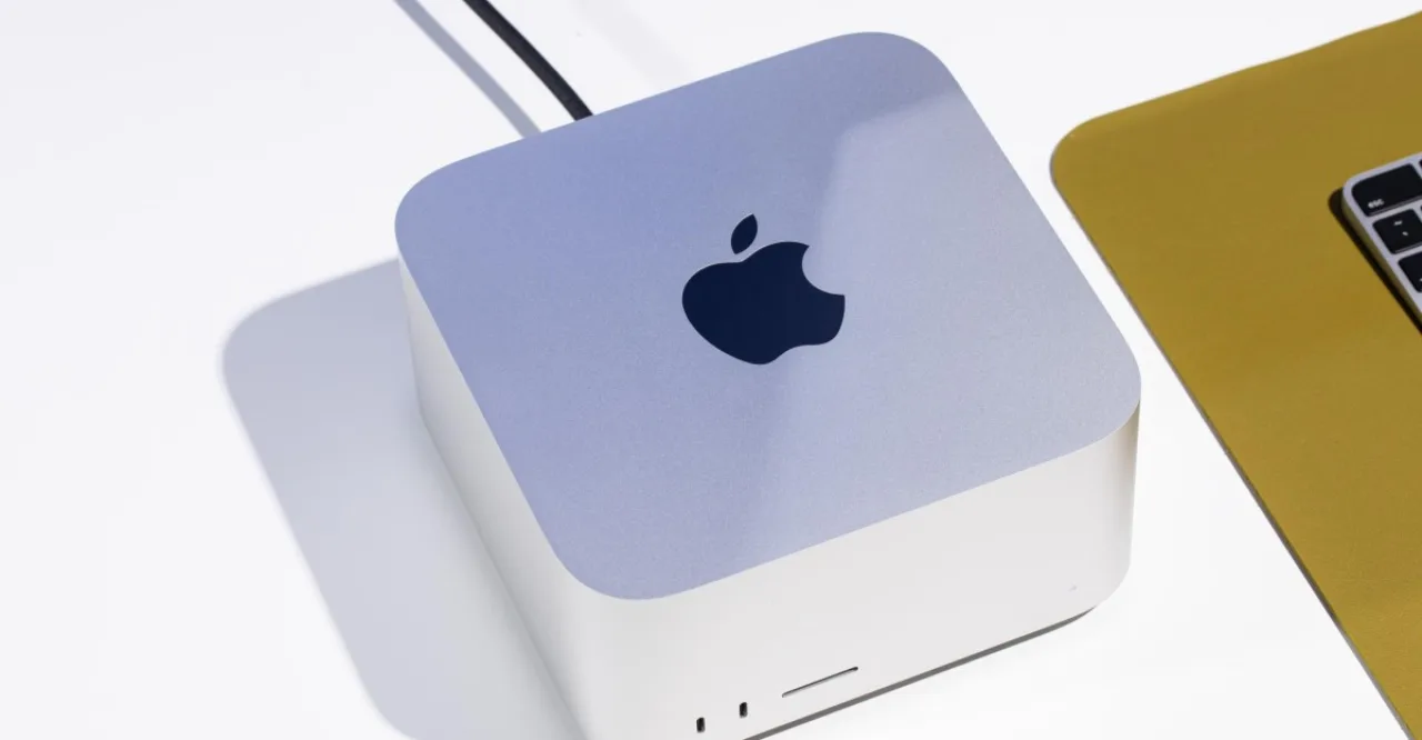 Mac com chip M5 Ultra exibindo logos da Apple e Meta ao lado de um ícone de IA brilhante