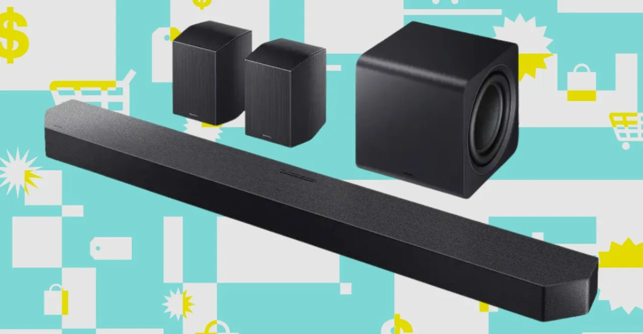 Mulher fazendo agachamento com a soundbar Samsung Q990F e subwoofer ao fundo, criando ambiente de treino