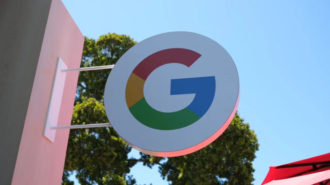 Silhueta de corredor segurando smartphone com logo do Android e ícones de cadeado e nuvem de dados