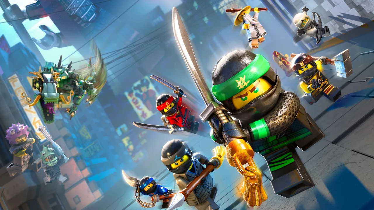 Jovem sentado no sofá, segurando o Switch, rodeado de minifiguras LEGO Ninjago, concentrado no jogo
