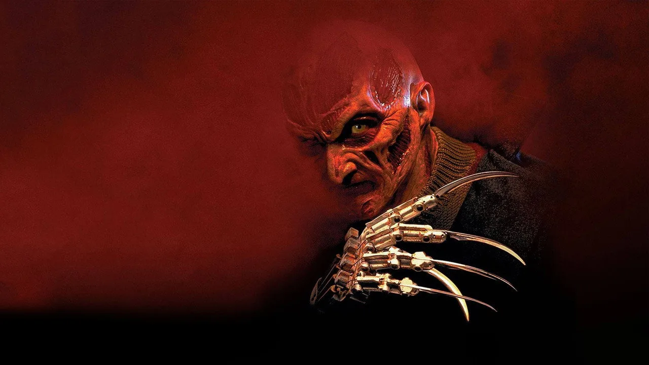 Pessoa em esteira usando máscara de Freddy Krueger, segurando um peso de 5 kg e suando intensamente