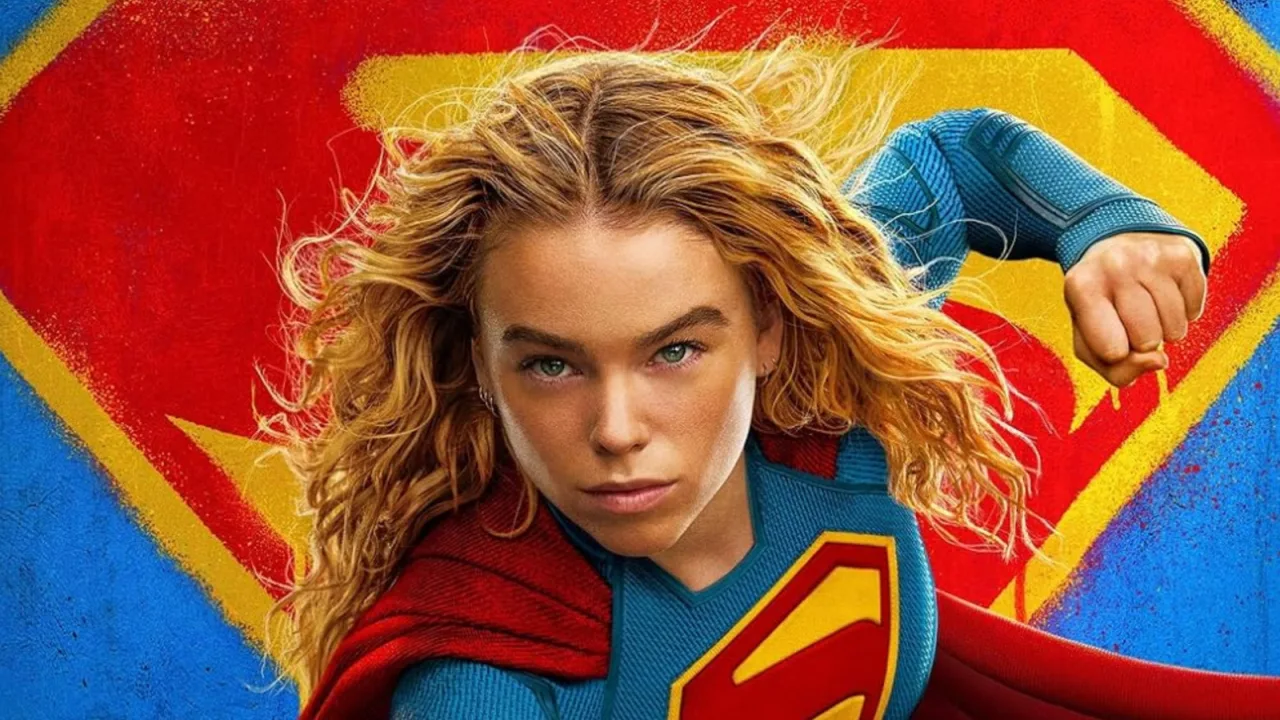 Jovem atleta vestindo traje azul da Supergirl faz flexão em academia, segurando halteres ao fundo