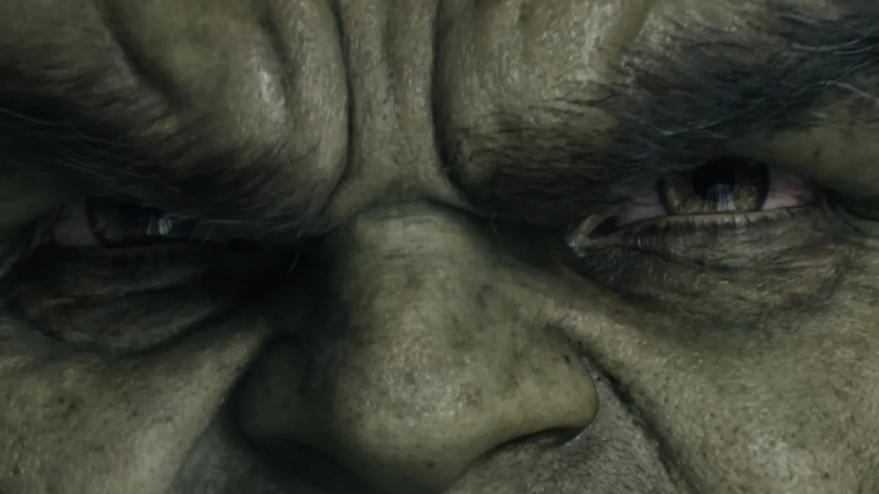 Um homem musculoso, vestindo camiseta verde, levanta halteres enquanto um pôster do Hulk e do Homem‑Aranha decoram a parede