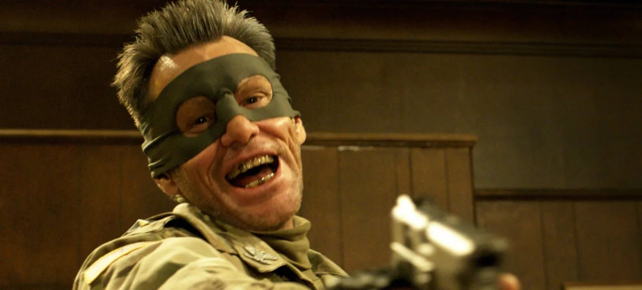 Jim Carrey em close sério ao lado do cartaz sangrento de Kick‑Ass 2, reforçando sua rejeição à violência