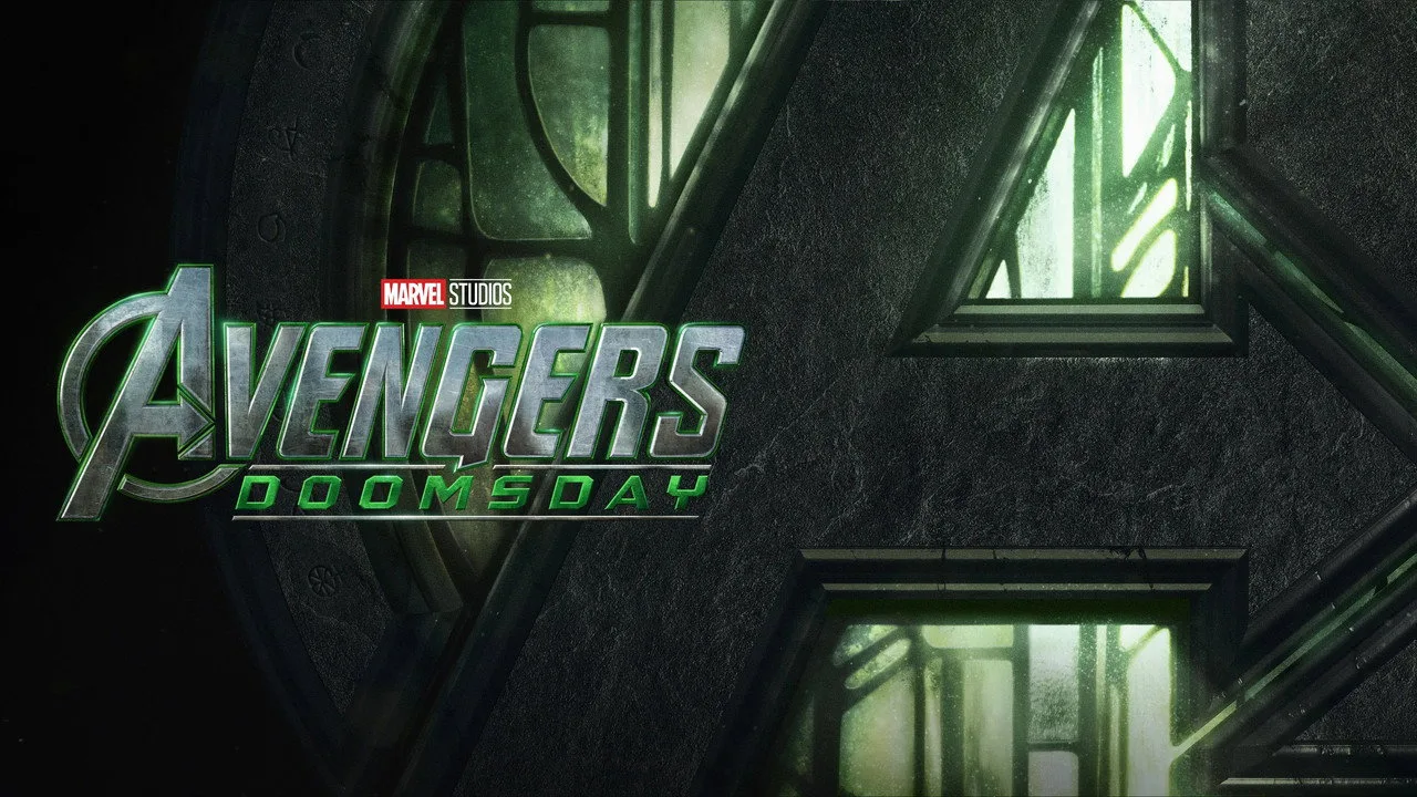 Um corredor usando fones, segurando uma garrafa d'água, ao fundo painéis de filmes da Marvel nas paredes