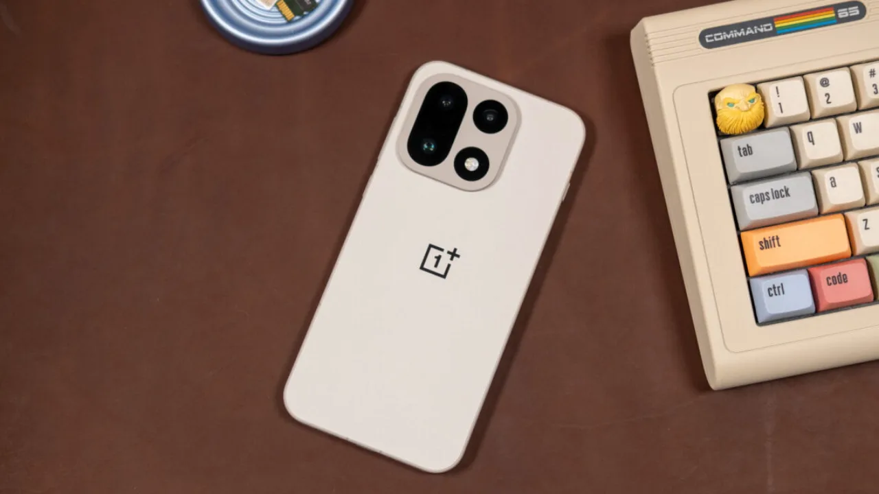 Pessoa segurando smartphone OnePlus ao lado de halteres e garrafa de água, simbolizando tecnologia e saúde