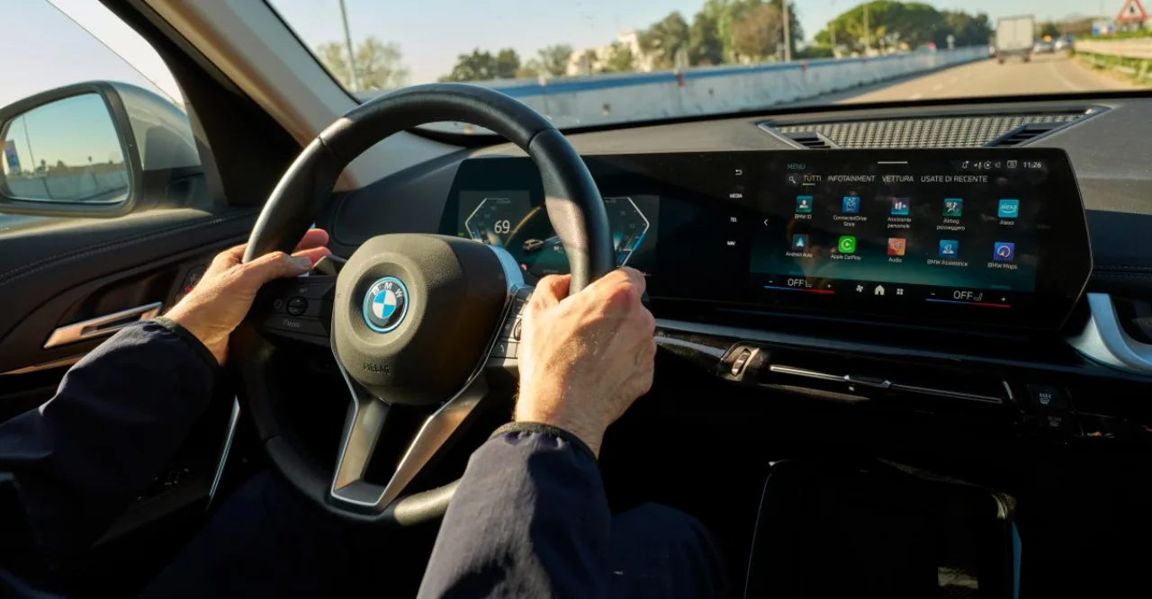 Painel digital de carro exibindo mapa, ícones de dados e cadeado, sugerindo vigilância de privacidade