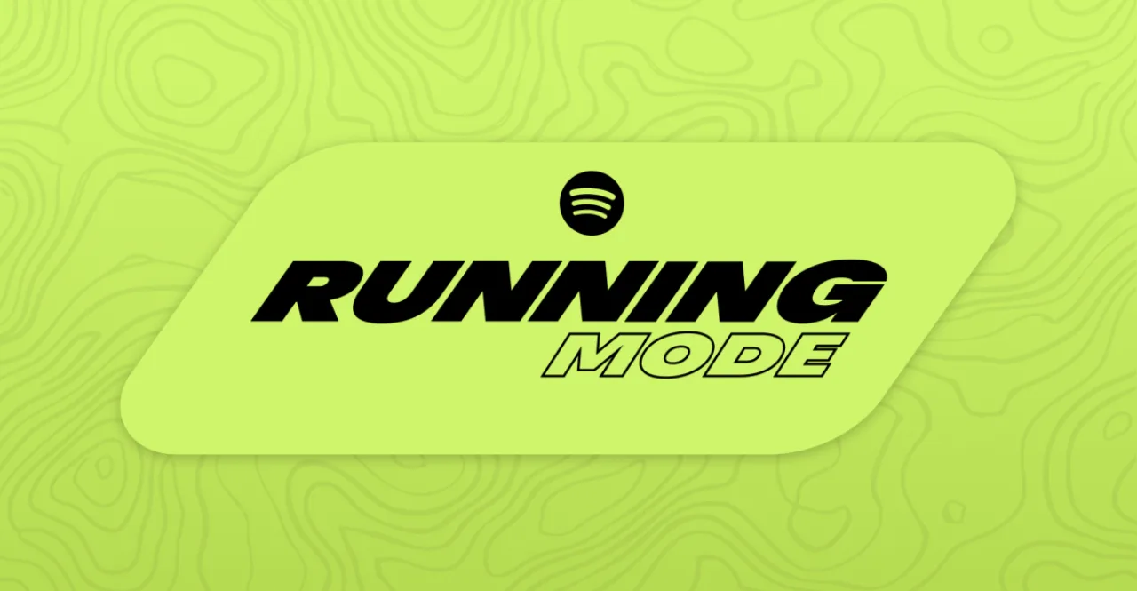 Corredor(a) usando fones Bluetooth, segurando o celular com a tela do Spotify exibindo a playlist “Running Mode”