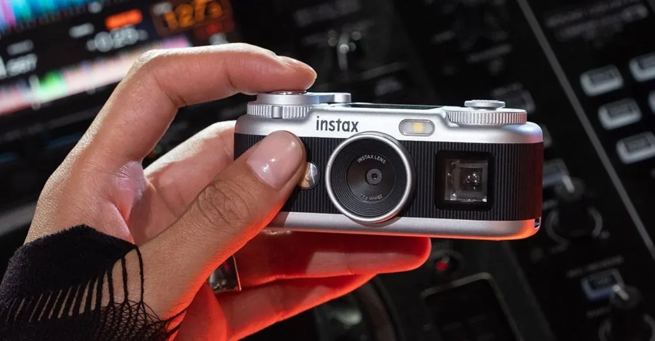 Instax Pal 2 da Fujifilm em destaque, mostrando tela LCD, visor e acabamento compacto em cores pastel
