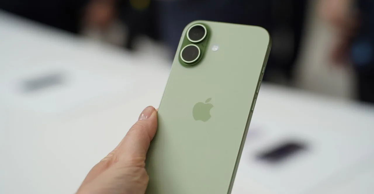 Pessoa correndo ao ar livre, segurando iPhone e usando MacBook em mochila, com garrafa de água e smartwatch
