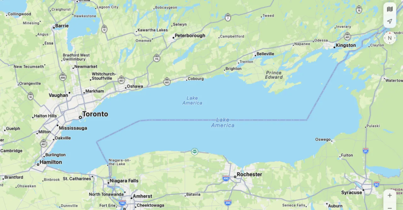 Corredor de roupa azul verifica rota no Apple Maps no iPhone, com o Lago América ao fundo