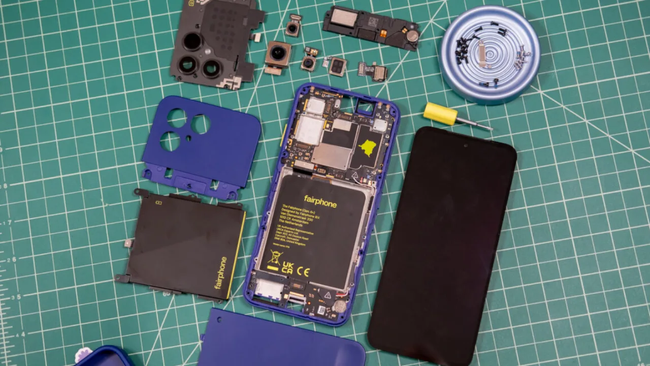 Jovem correndo ao ar livre, segurando o Fairphone Gen 6+ na mão, com garrafa d'água e fones