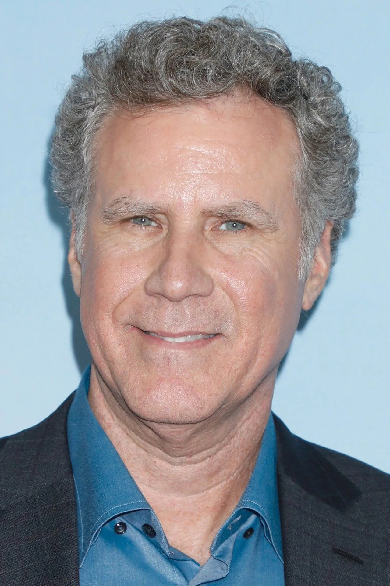 Will Ferrell e Paul McCartney em um cenário de estúdio, segurando microfones e roteiros, com luzes de palco ao fundo