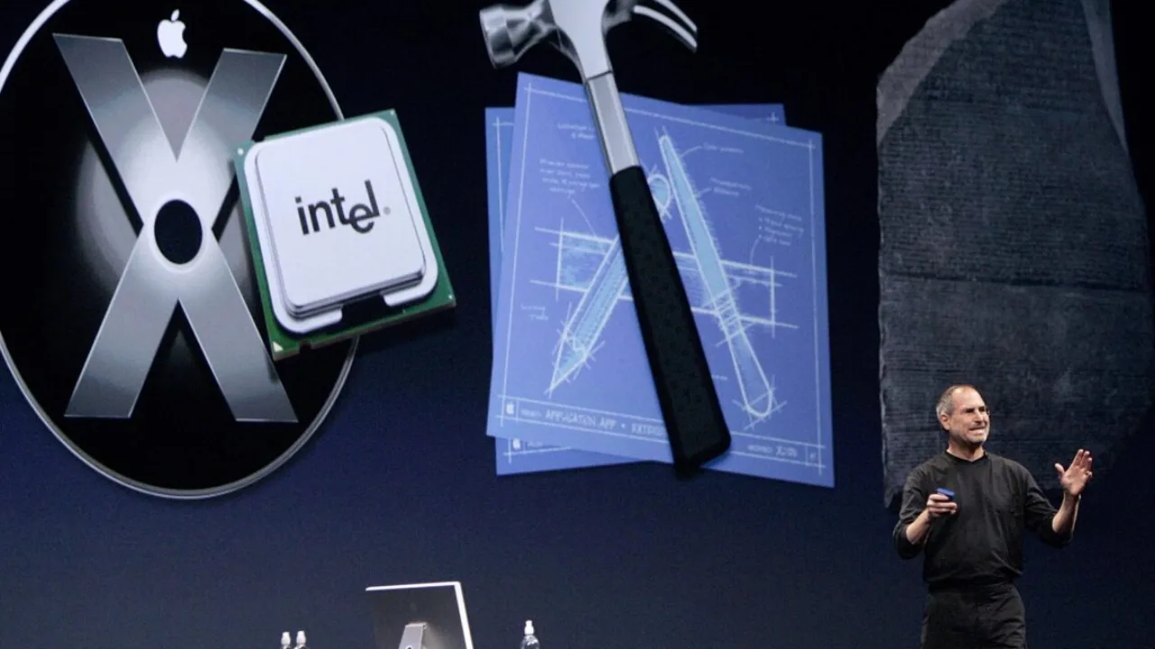 Pessoa sentada numa mesa, usando MacBook Pro com Apple Silicon, enquanto faz agachamento com halteres ao lado