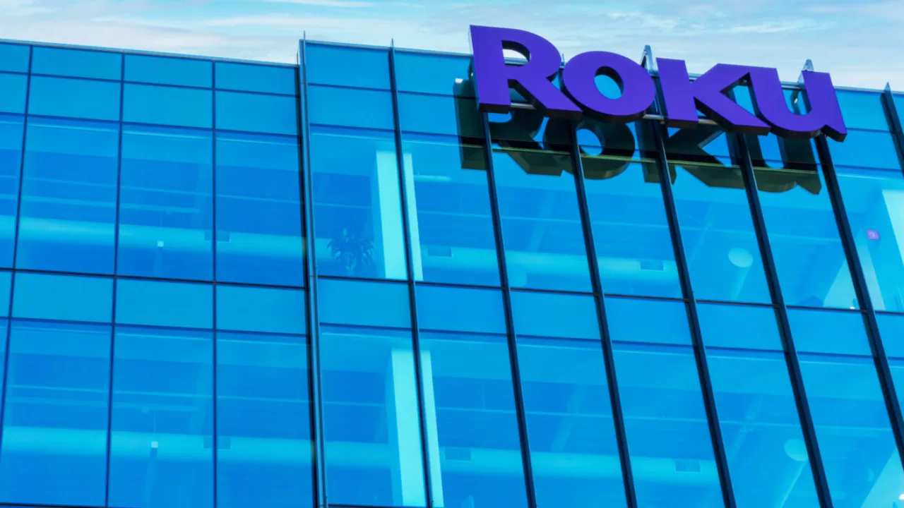 Pessoa correndo na esteira enquanto acompanha série em uma smart TV da Fox Roku