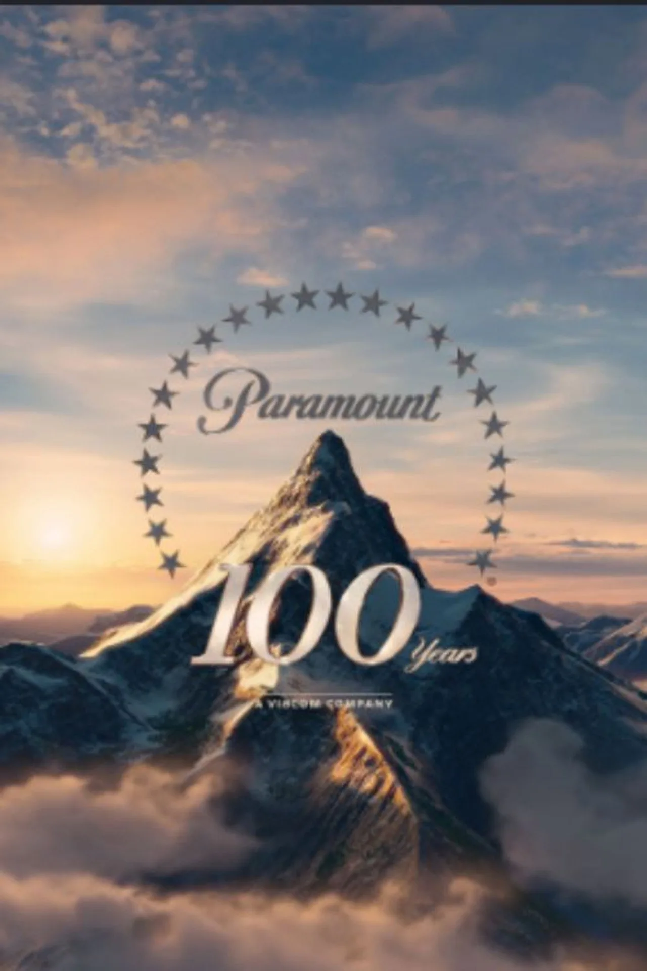 Atleta levantando halteres enquanto ao fundo aparecem os logos da Paramount e da Warner Bros. Discovery