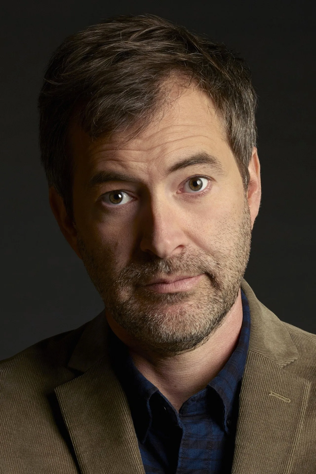 Ator Mark Duplass em um cenário minimalista e inquietante, remetendo à estética surrealista e amarela de Backrooms