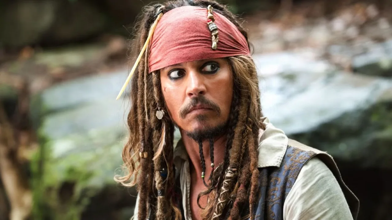 Um homem musculoso levanta halteres ao lado de um LEGO da Black Pearl em uma bancada de academia