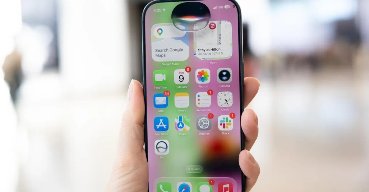 Pessoa correndo ao ar livre, usando smartwatch Apple, segurando um iPhone com tela exibindo alerta de “Modo Restrito”