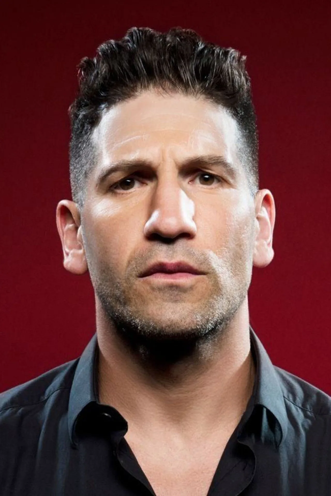 Frank Castle treinando intensamente com pesos em um galpão escuro, cercado por armas e equipamentos táticos