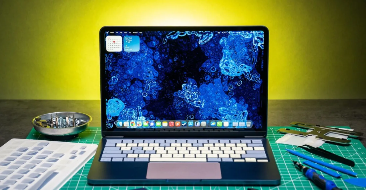 Jovem em roupa esportiva faz alongamento ao lado de um MacBook Neo colorido em tons arco‑íris