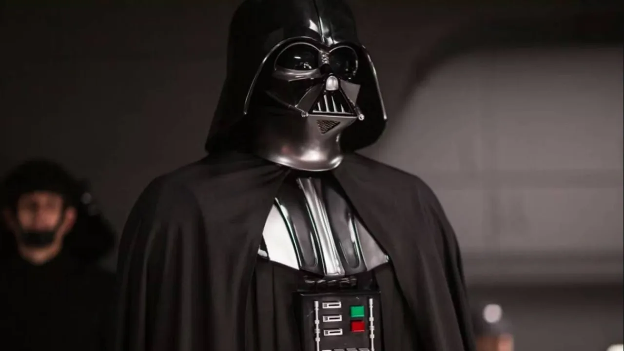 Minifigura LEGO Darth Vader 2009, em caixa preta com selo Toy Fair, ao lado do logo da Heritage leilões