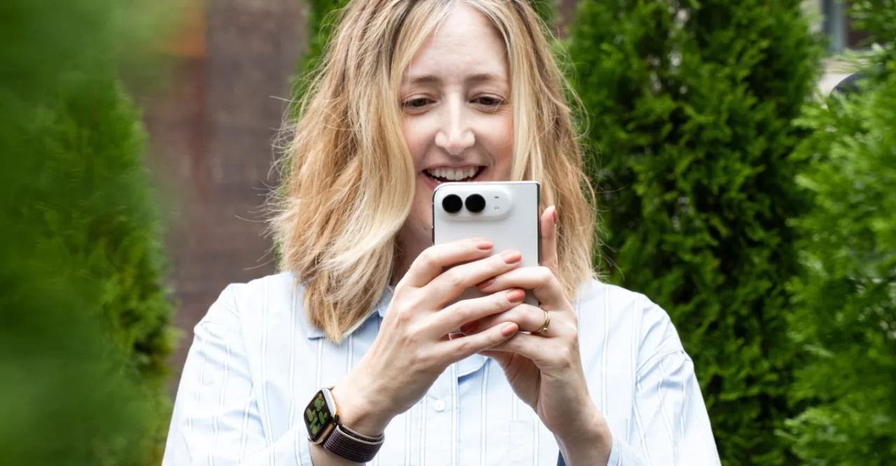 iPhone Duo aberto, exibindo duas telas dobradas lado a lado, com o logotipo da Apple em destaque