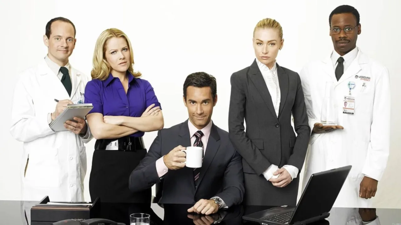 Cartaz de Better Off Ted com Ted e Veronica em frente ao logo da empresa Veridian Dynamics, estilo futurista