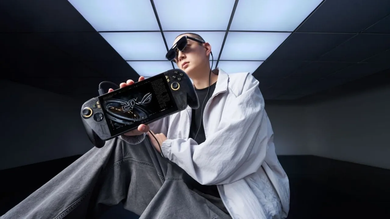 Jovem em roupa esportiva, segurando o ROG Xbox Ally X20 OLED enquanto faz agachamento com halteres