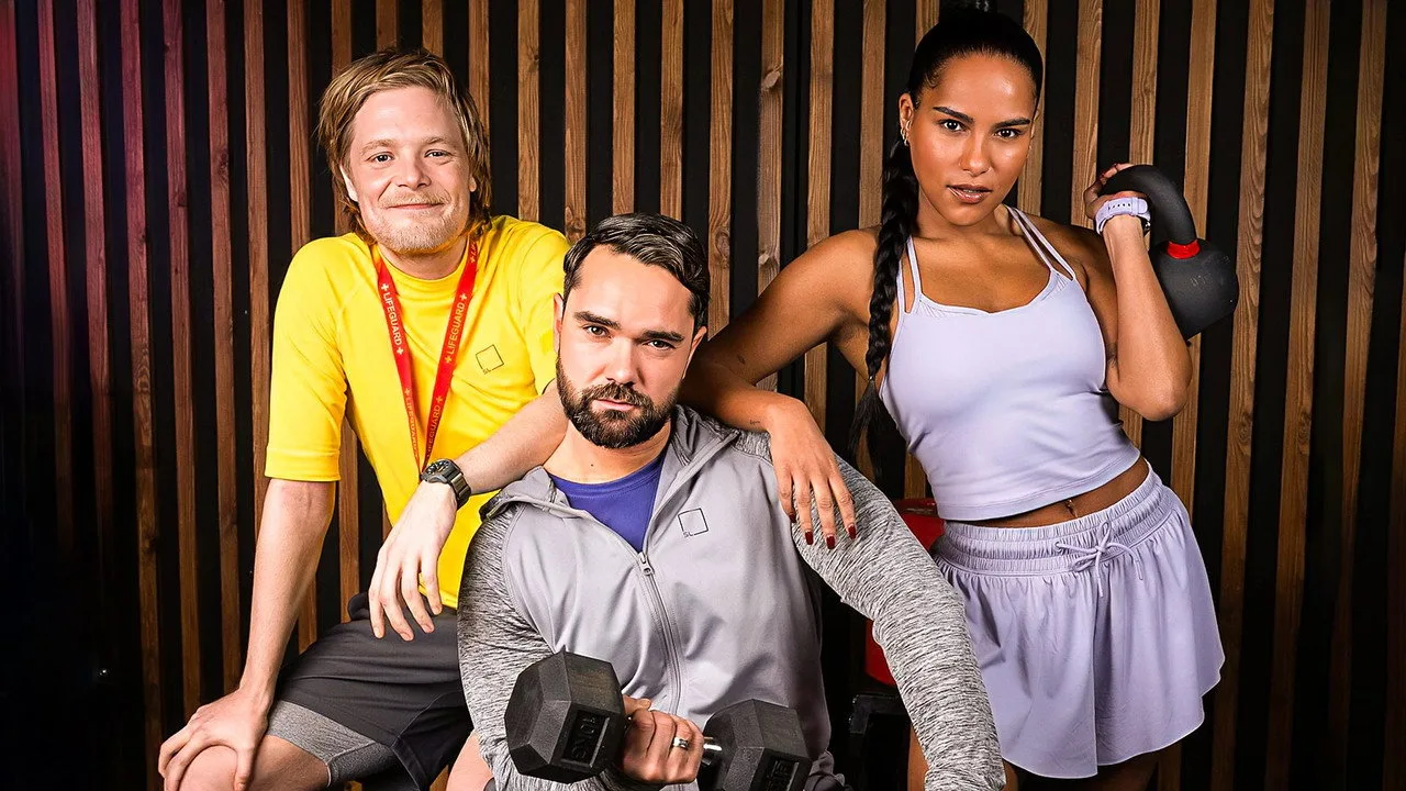 Atleta em roupa de RPG faz agachamento segurando barra de proteína e controle de videogame