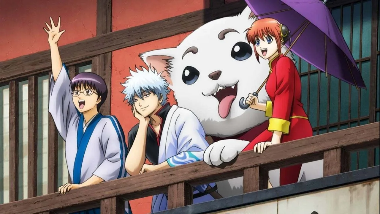 Jovem em cosplay de Gintama faz agachamento segurando katana de espuma ao lado de uma tigela de ramen