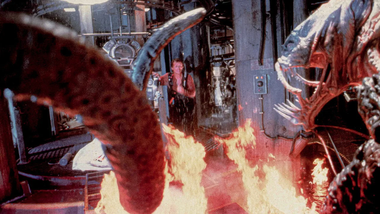 Pessoa correndo em esteira com monitor exibindo trailer do filme Leviathan ao fundo