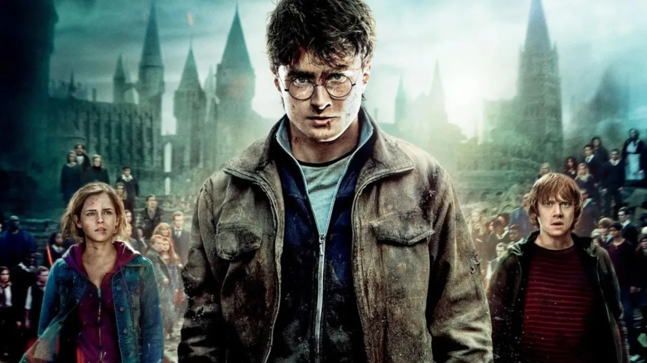 Pessoa em roupa de academia, segurando controle remoto, faz agachamento enquanto assiste à maratona de Harry Potter na TV