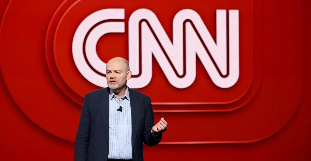 Mark Thompson ao centro, ao fundo logos da CNN, Paramount e Warner Bros Discovery em tela de reunião