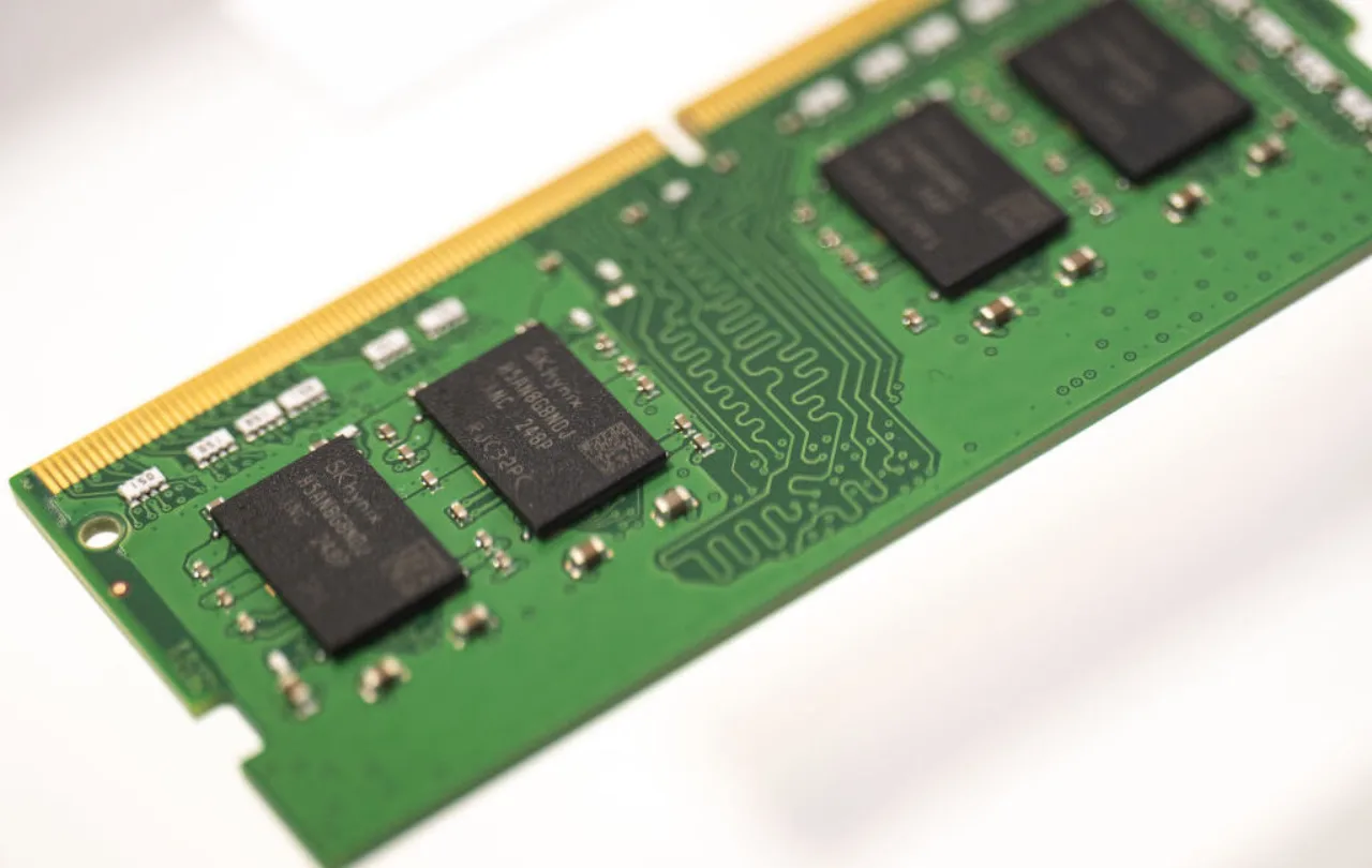 Logotipos da Micron e Samsung ao lado de chips de memória e servidores de data center, sobre gráfico de escassez