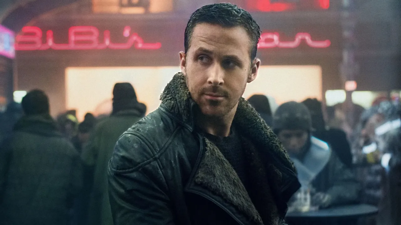 Ryan Gosling aparece em traje futurista de Blade Runner 2049, com casaco longo e óculos de néon
