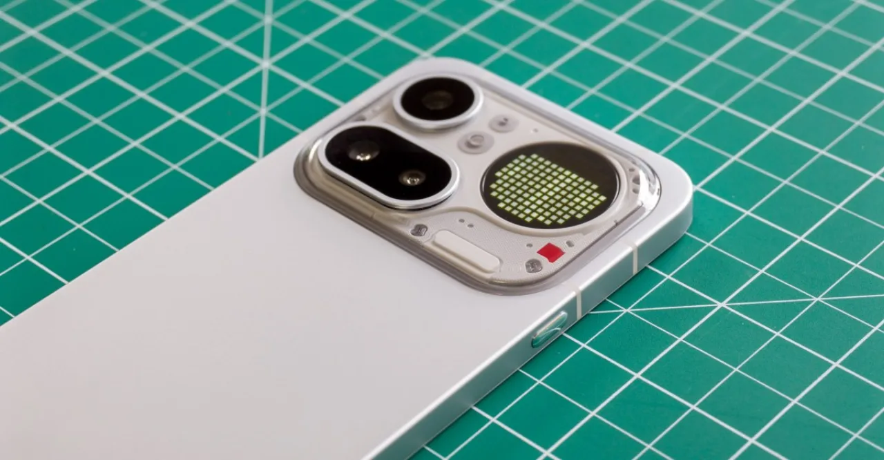 Jovem correndo ao ar livre, segurando um smartphone Nothing com design minimalista